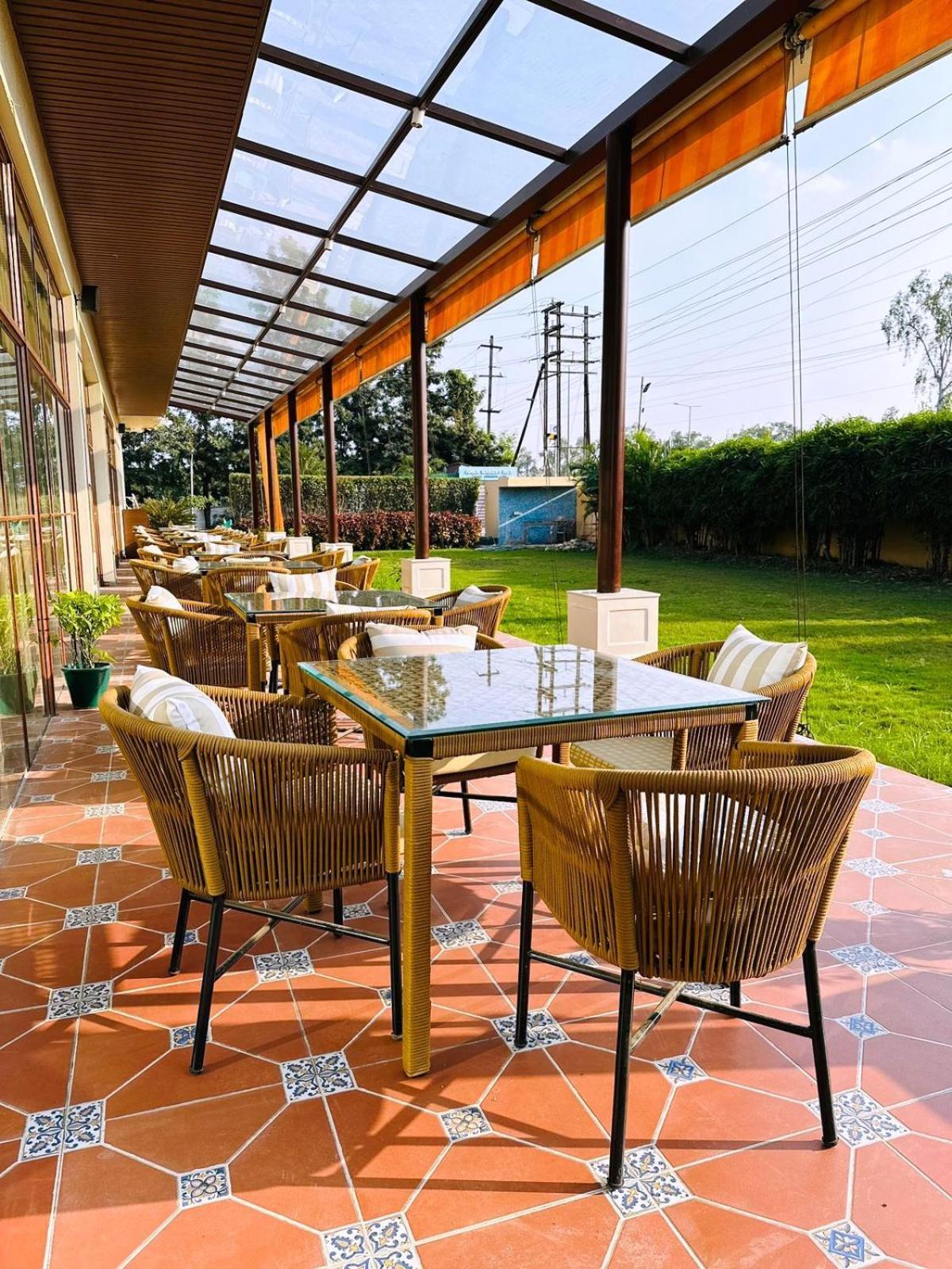 Hotel Amer Green'S Бопал Екстериор снимка