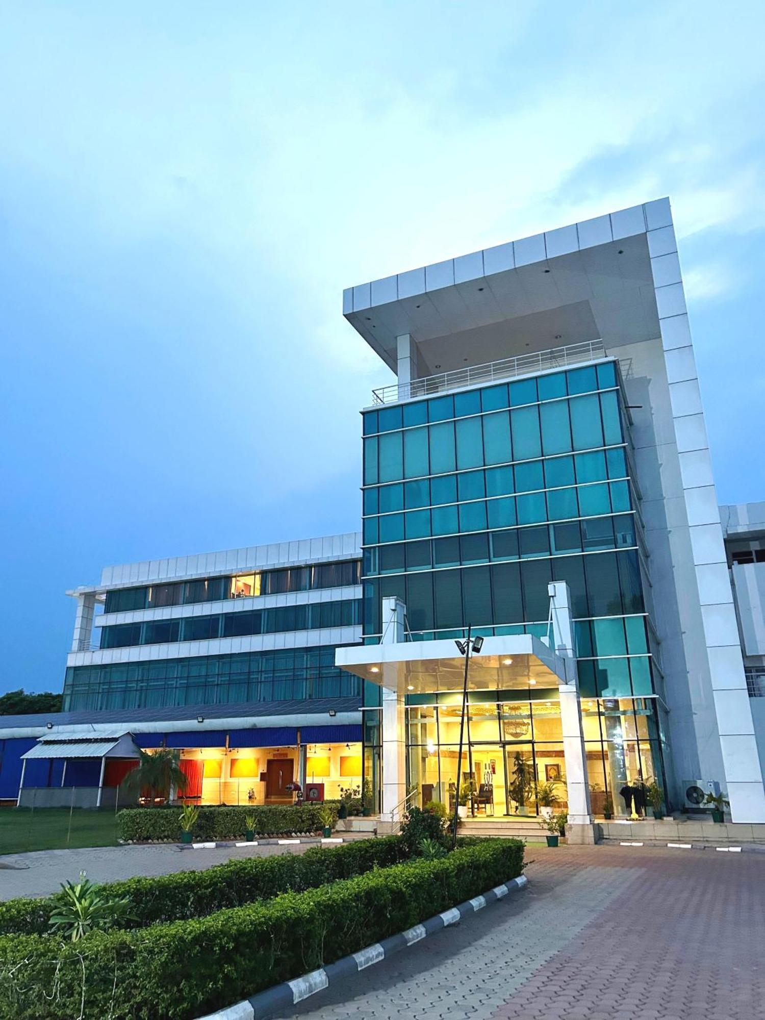 Hotel Amer Green'S Бопал Екстериор снимка