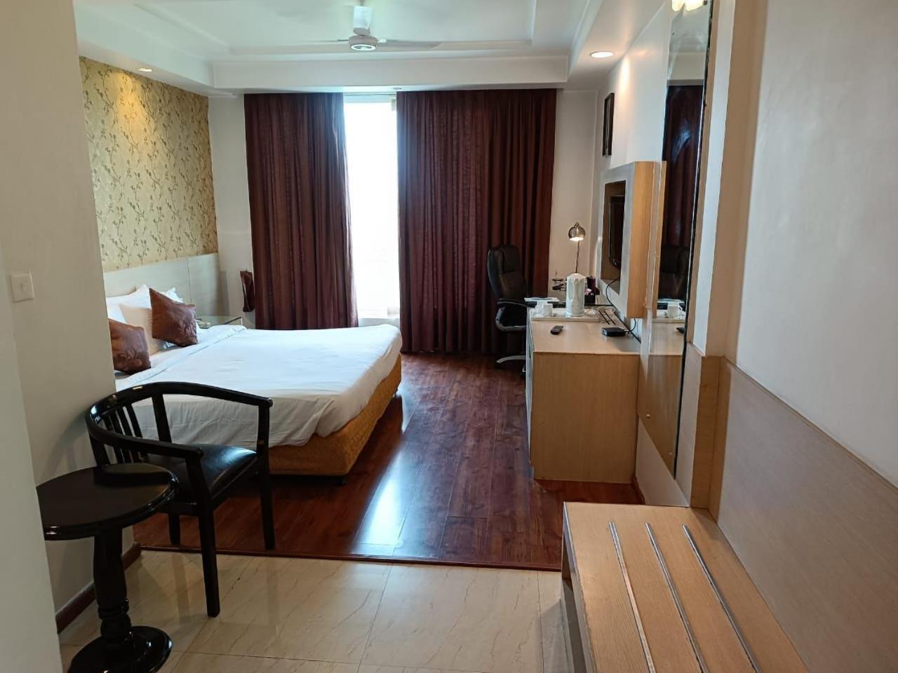 Hotel Amer Green'S Бопал Екстериор снимка